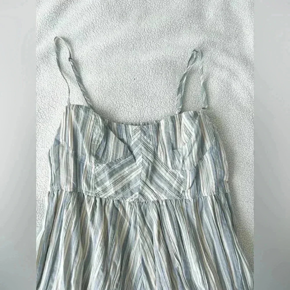 Urban Outfitters Crinkle Romper Size Medium - Picture 2 of 7